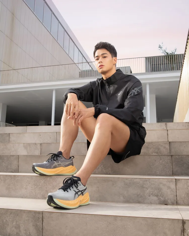 林敬倫穿著ASICS Superblast跑鞋，鞋款搭載FF Blast Turbo中底，結合FF Blast+中底，強化舒適腳感。品牌提供