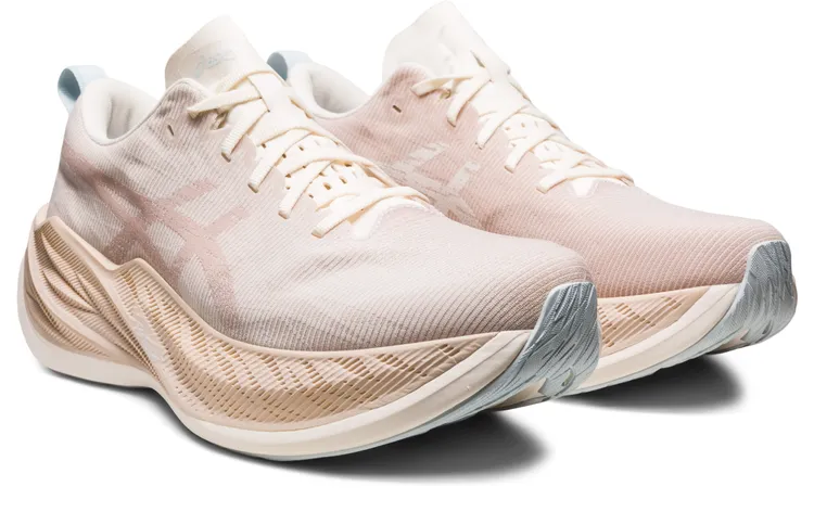 Superblast女款跑鞋，將於2023年1月14日開賣，5980元。品牌提供