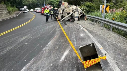 水泥車疑煞車失靈　烏來山區過彎翻覆險墜谷