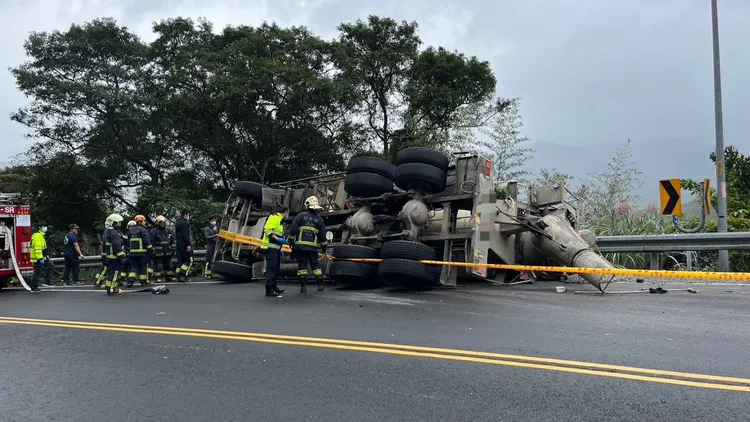 整輛預拌混泥土車險翻落山谷。新店警分局提供