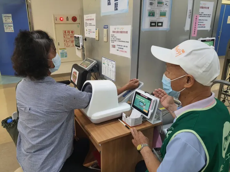 豬近日要注意身體，按時量血壓。示意 
 圖／大里仁愛醫院提供