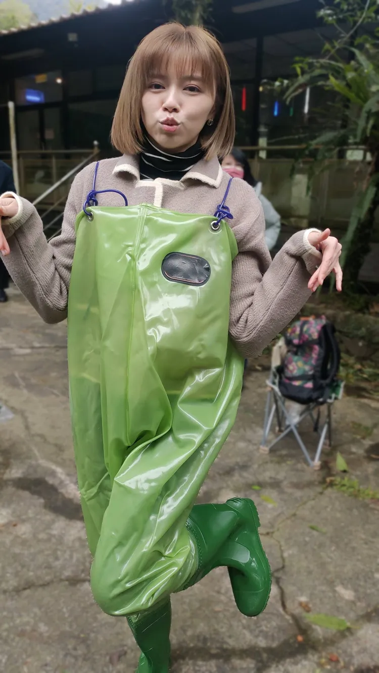 王瞳在《市井豪門》中穿青蛙裝，俏皮擺拍。民視提供