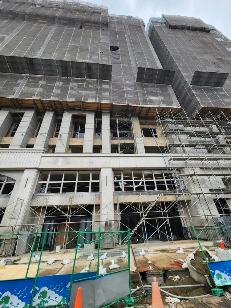 杜姓工人自10樓處跌落。新莊警分局提供