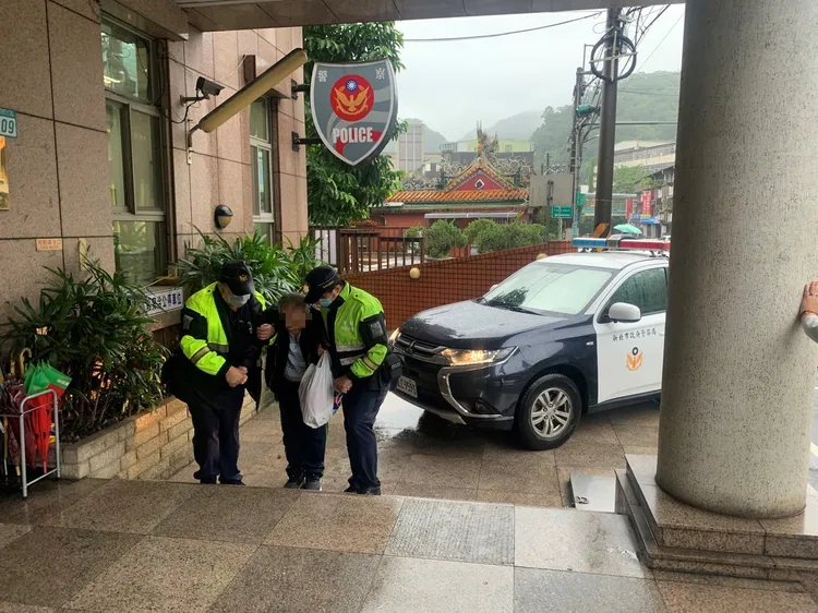 警員將老翁帶回派出所。警方提供