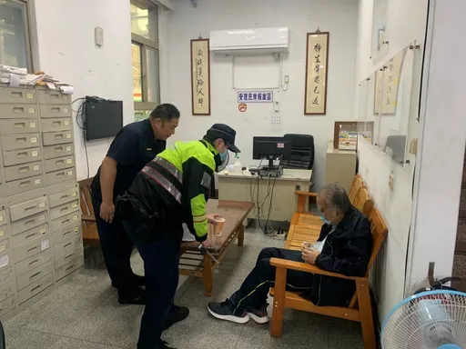 7旬翁流落街頭獨坐騎樓 新店警暖心協助安置