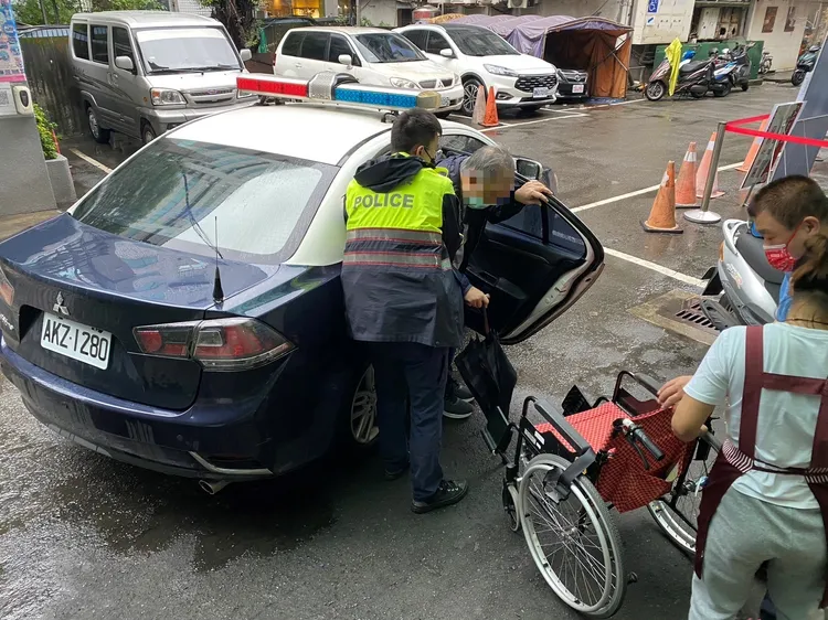 警方聯繫長照機構協助安置。警方提供