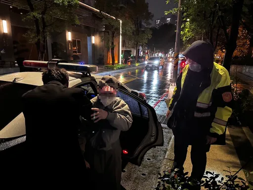 8旬翁不想去醫院氣憤離家 新店暖警耐心勸說助返家