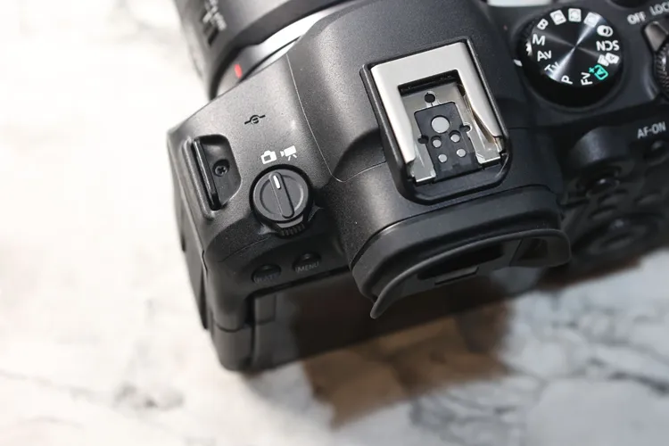 拍照錄影快速轉換鈕，更方便作業。翁玉信攝