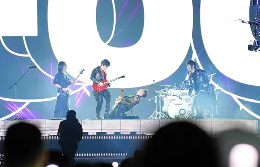 五月天阿信不忍了2.5萬人面前噴「脫軌言論」　強勢要求團員「現場脫掉」