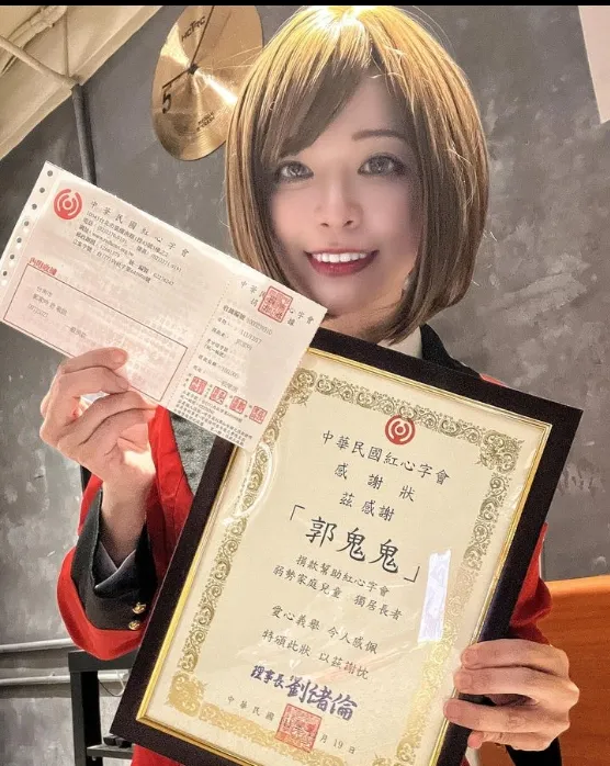 郭鬼鬼秀出自己捐款收據和感謝狀。引自郭鬼鬼 IG