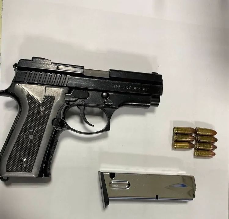 警方查獲非制式手槍1把、子彈7顆及安非他命、海洛因等毒品。翻攝畫面