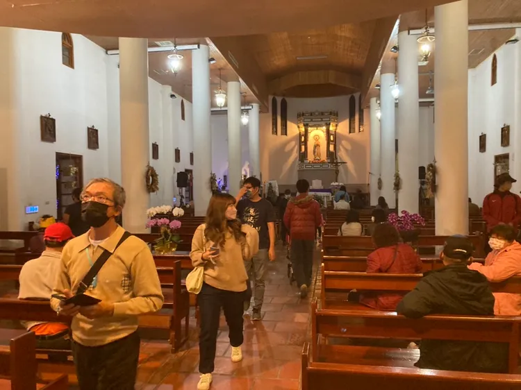 教堂內寧靜聆聽聖樂，不似教堂外人聲鼎沸。陳宏銘攝