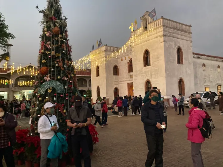 聖殿內外多是人潮。陳宏銘攝