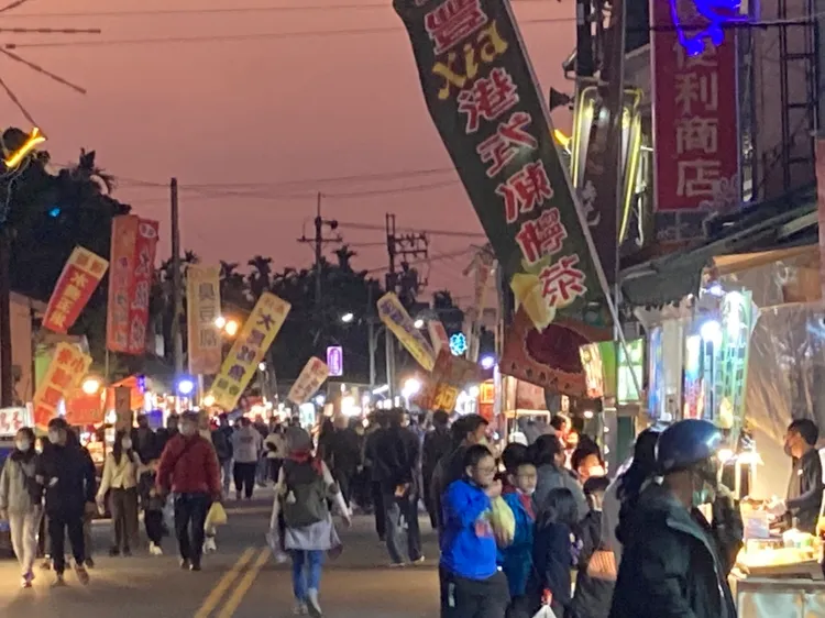 社區市集人潮萬頭鑽洞。陳宏銘攝