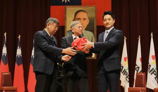 交接兩樣情　柯文哲不捨印信！蔣萬安春風滿面