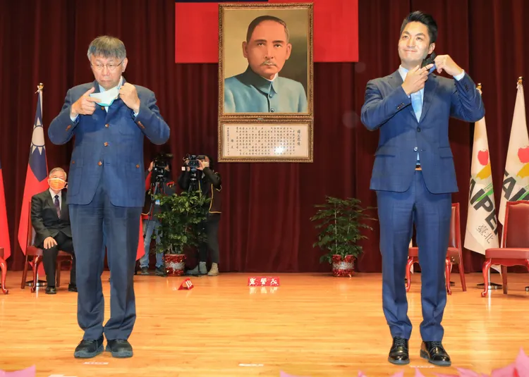 卸任市長柯文哲（左）、新任市長蔣萬安（右）。莊宗達攝