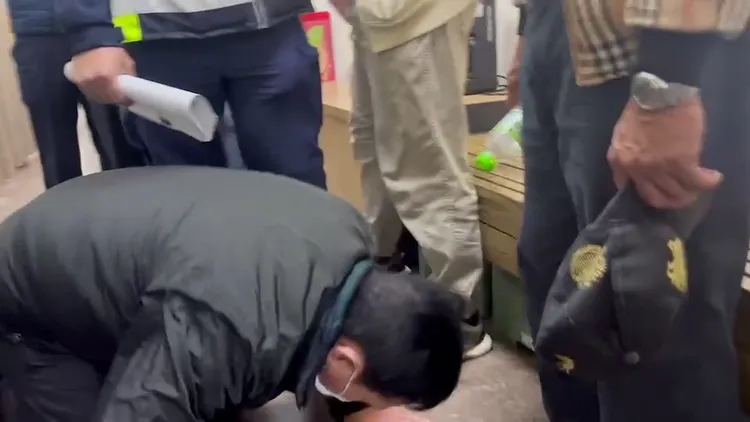 肇事司機下跪磕頭。周庭慶攝