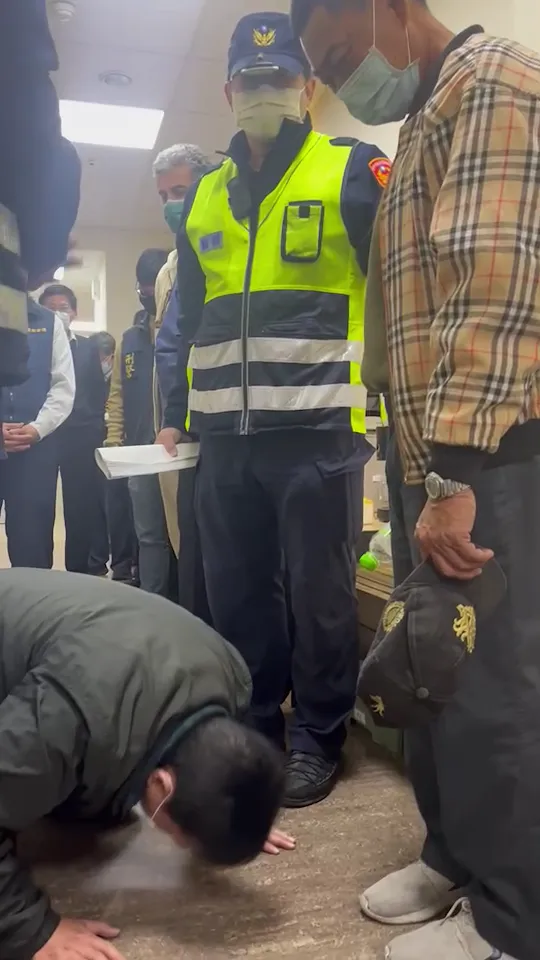 司機下跪對李女的父親磕頭道歉。周庭慶攝