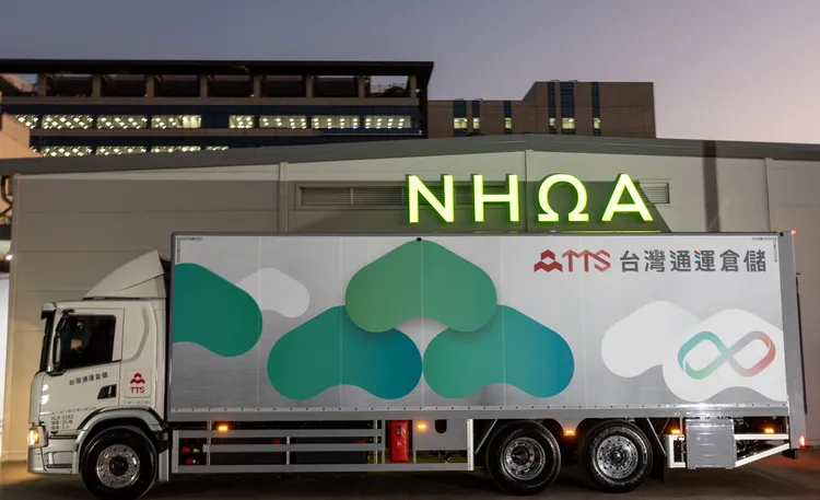 台灣通運採用的Scania 26噸純電動大貨車和一般柴油大貨車比較，一年減碳量達52噸。台泥提供