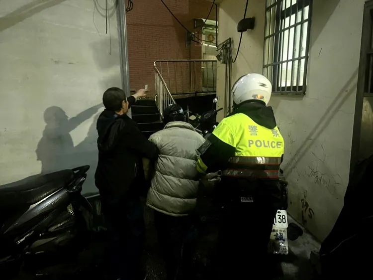 警方將跌倒且中風的男子攙扶起。警方提供