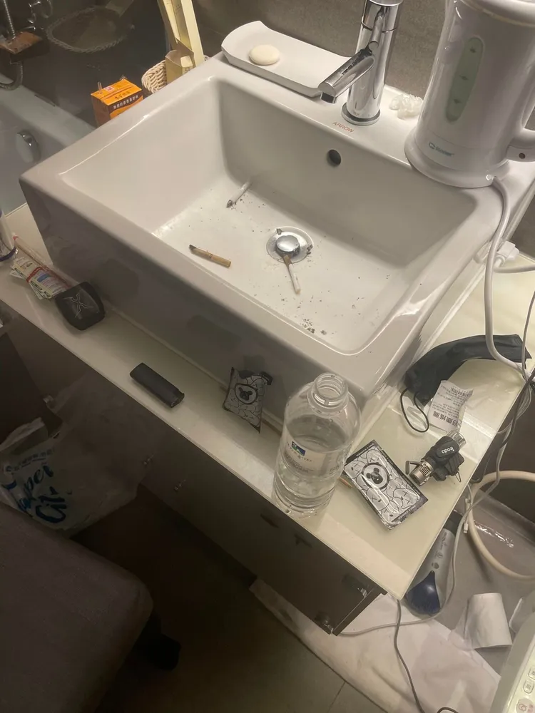 警方在旅館房內搜出毒品咖啡包。警方提供