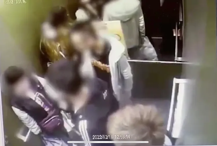 嫌犯在電梯內將被害人團團圍住，防止被害人脫逃呼救。警方提供