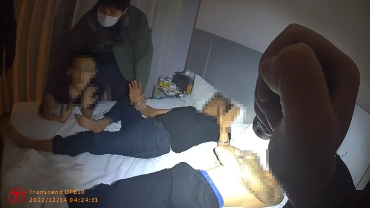 警方進入其他房內，逮捕看管被害人的嫌犯。警方提供