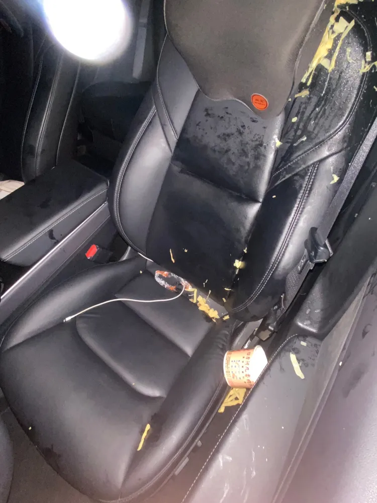 駕駛座上被噴得滿是筍絲。謝先生提供