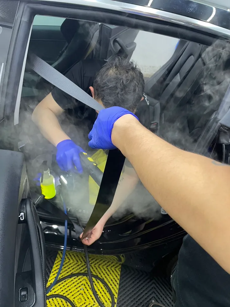 汽車美容加班幫忙清潔。謝先生提供