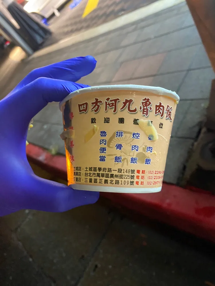 聯結車駕駛丟出的滷肉飯。謝先生提供