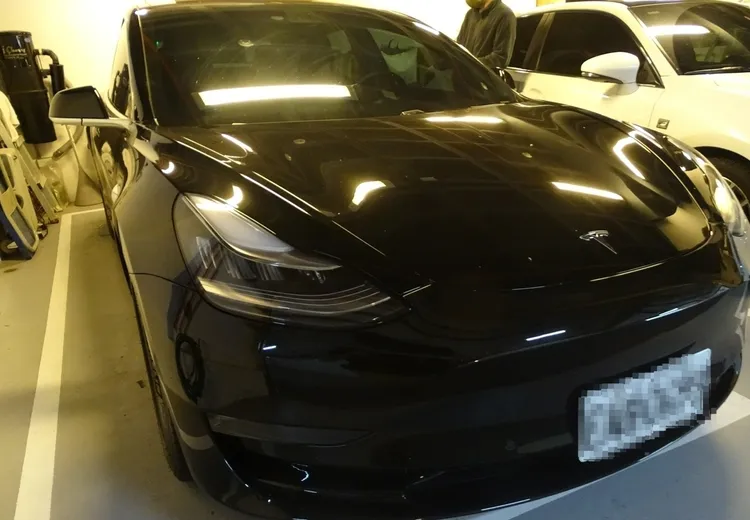 謝先生對於愛車被弄的滿車菜渣感到生氣。江孟謙攝