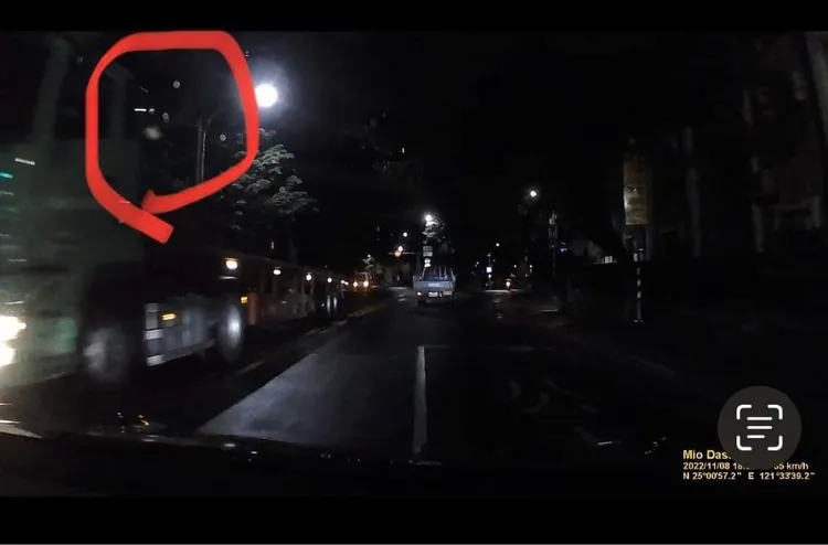 聯結車內飛出一碗滷肉飯(加筍絲)。謝先生提供