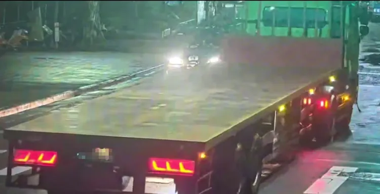 亂丟廚餘的聯結車。翻攝畫面