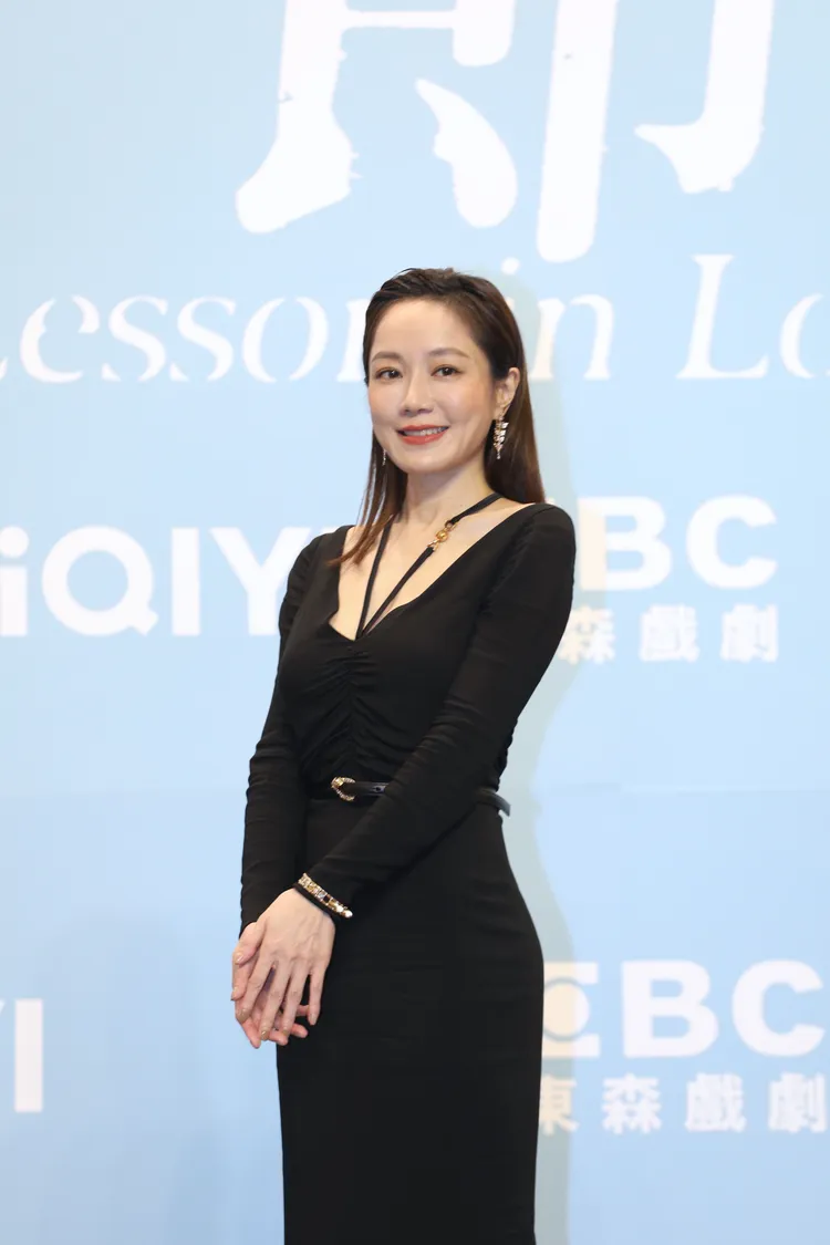 尹馨的深V將好身材展露無遺。陳明中攝