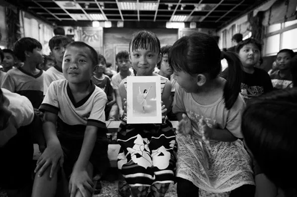 台灣芭蕾舞團每年不間斷前往各地偏鄉校園進行芭蕾巡演。舞團提供