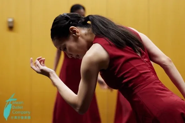 台灣芭蕾舞團首席舞者陳亭妤於《細雨灑落群山》演出。舞團提供