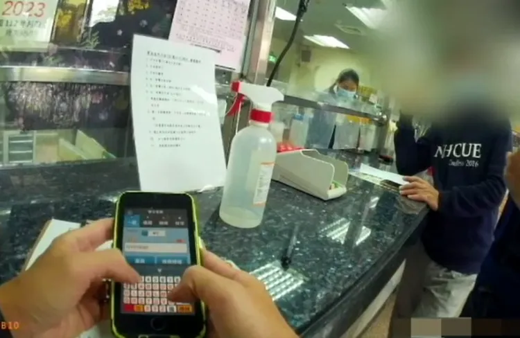 警方檢視手機內容，戳破詐騙謊言，保住張姓男子20萬元積蓄。讀者提供