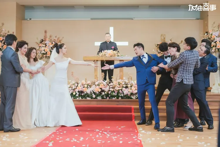 周曉涵（右）、周孝安為結婚費盡千辛萬苦。TVBS提供
