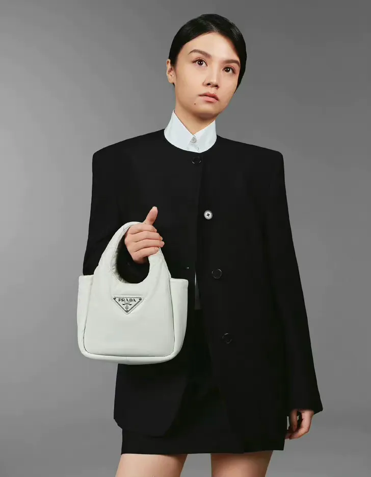 春夏的苦情臉，搭配全身以黑白為主的造型，令粉絲直稱感覺PRADA跟她有仇。翻攝娛顏小阿姨微博