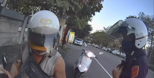 戲劇化!騎車抽菸被警攔檢 意外找到失散20年的媽媽