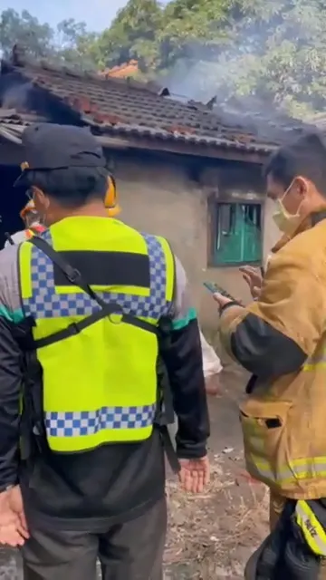 磚造平房疑似廚房起火，不斷竄出白煙。民眾提供