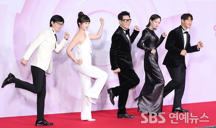 劉在錫（左起）、全昭旻、池錫辰、宋智孝、金鐘國在紅毯擺出《RM》跑跑人招牌姿勢。翻攝SBS娛樂新聞