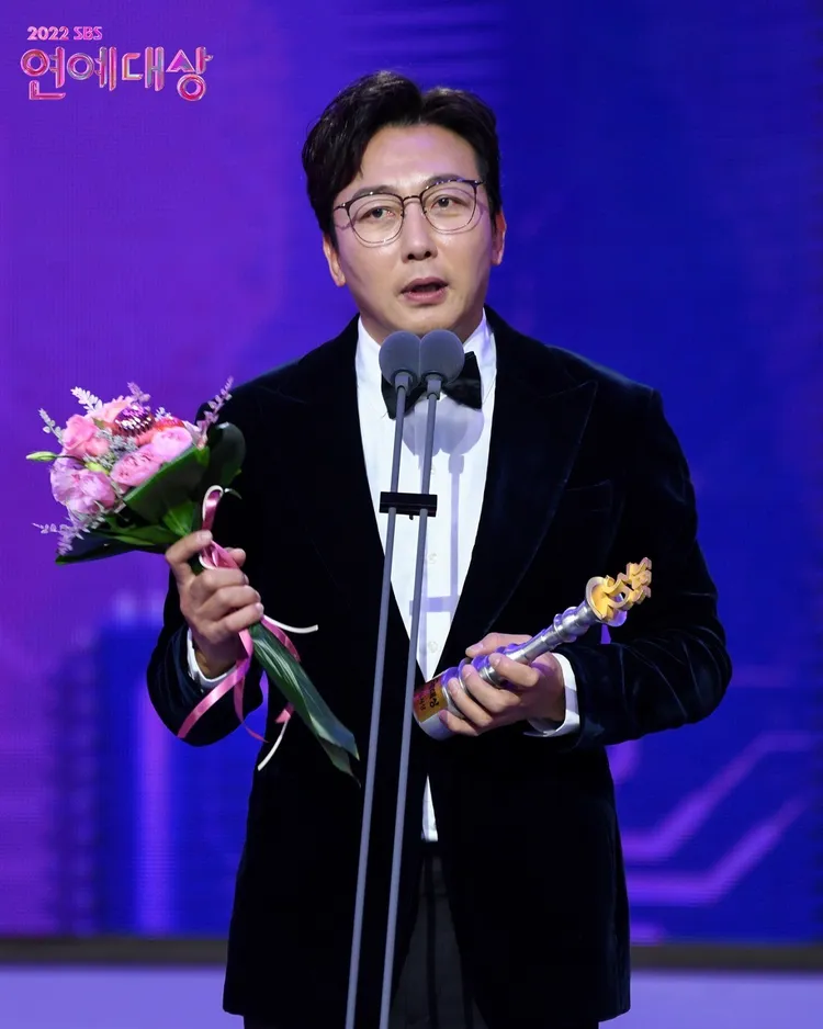 卓在勳不只擔任典禮主持人，還抱走製作人獎。翻攝SBS