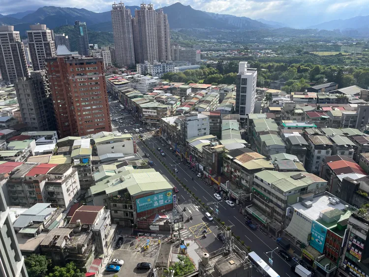 有網友與年友年薪140萬，想買2300萬預售屋，其他網友紛紛勸放棄。資料照片，示意圖