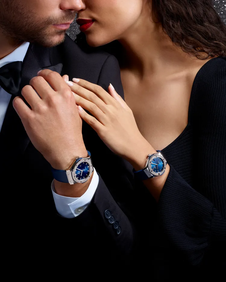 HUBLOT像是被日本隊的「藍武士」精神感染，為歲末派對季節，推出了以藍色為主調的融合系列鈦金屬腕錶。品牌提供