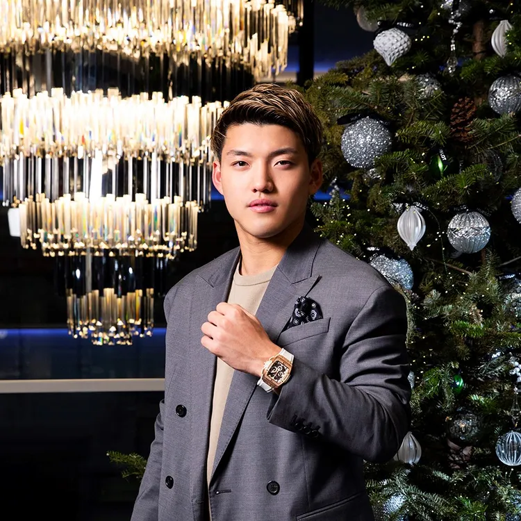 堂安律日前現身瑞士製錶宇舶東京銀座旗艦店，帥氣展示旗下多款新作。翻攝taisei_kido_ IG