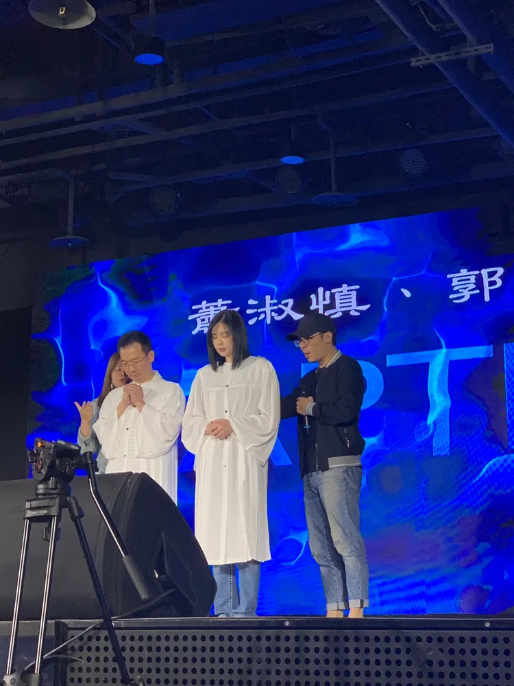 蕭淑慎（右二）2019年受洗。雄鷹娛樂廣告提供