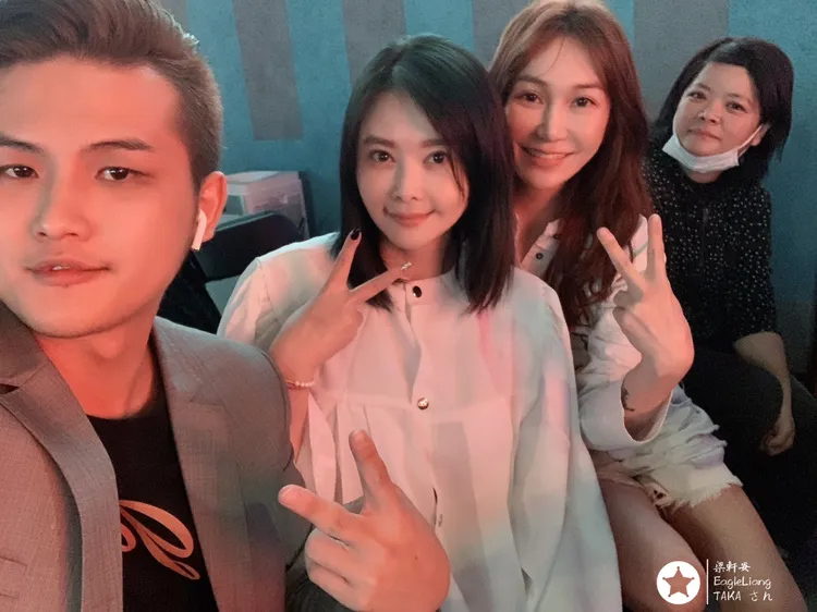 蕭淑慎（左二）和老公梁軒安（左）會一起參加教會活動。雄鷹娛樂廣告提供