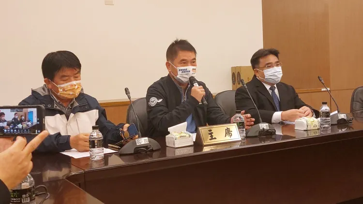 苗栗縣長當選人鍾東錦上午召開記者會，批評苗栗地檢署執法偏頗。楊永盛攝