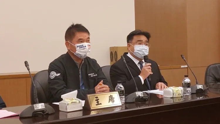 鍾東錦（左）在律師饒斯棋陪同下，由律師質疑檢方沒有證據之下起訴鍾。楊永盛攝